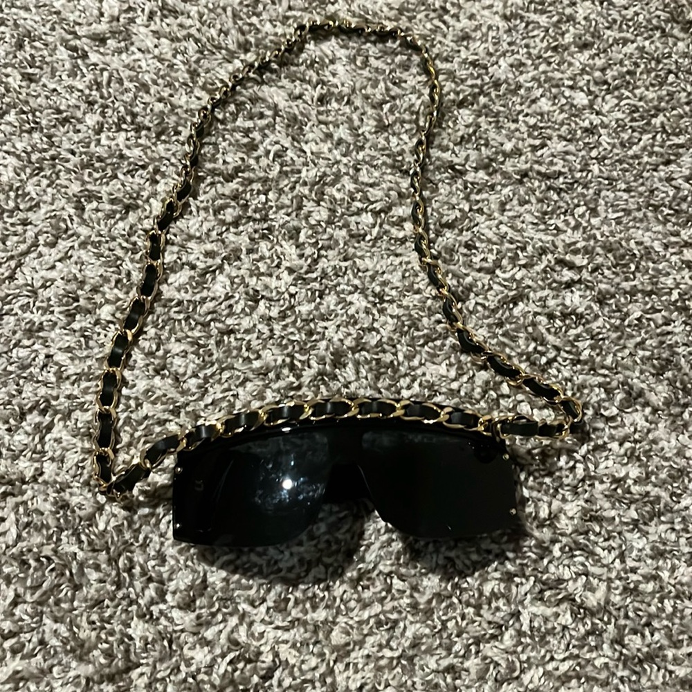 Authentic vintage Chanel sunglasses with leather gold chain - Picture 3 of 12